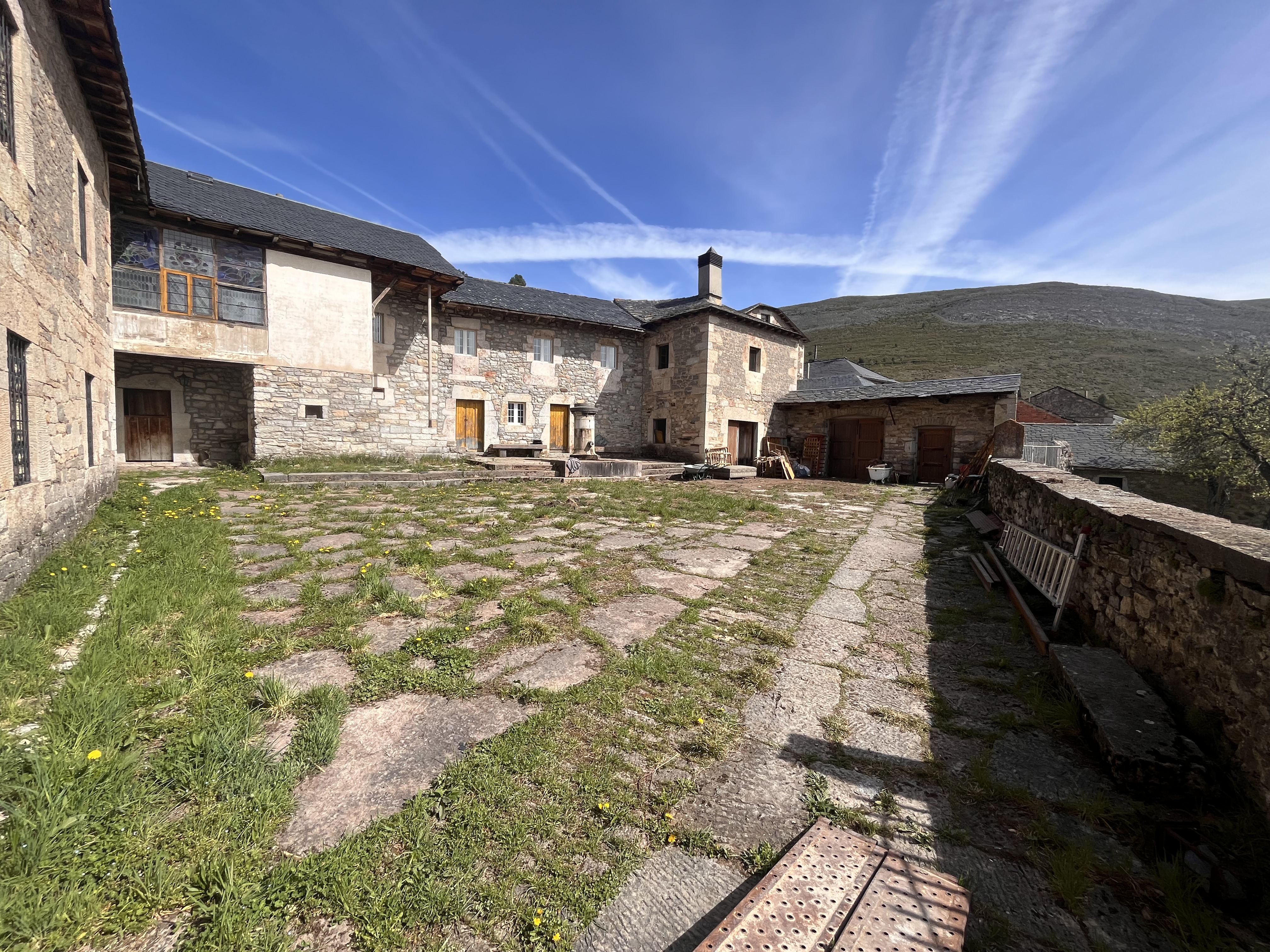 Casa Urogallo — patio exterior