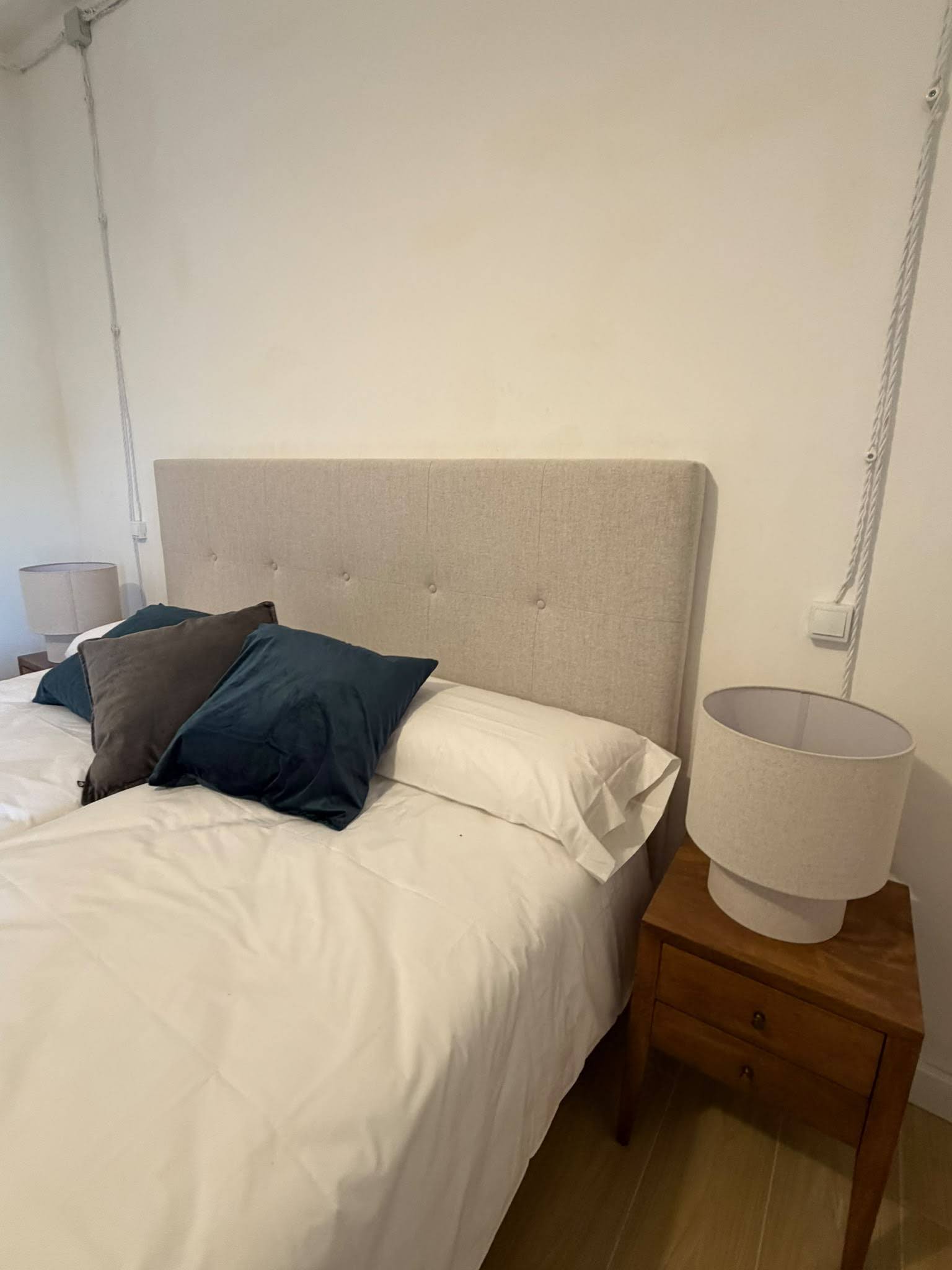 Casa Oso — Mesita habitacion